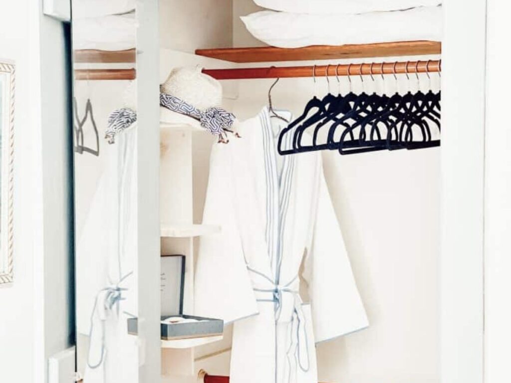 closet with hangers