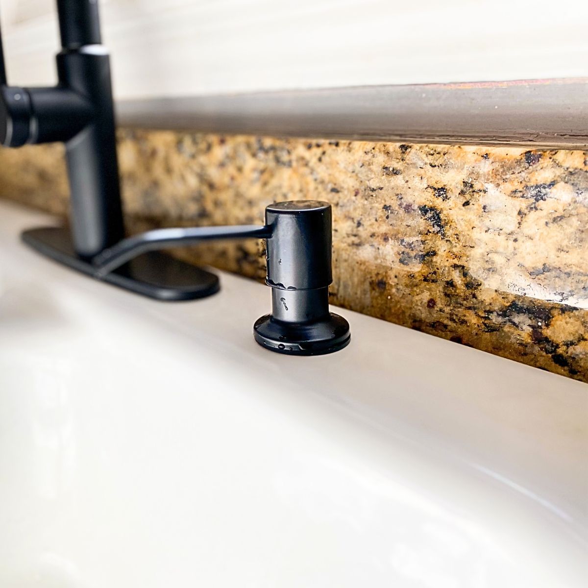 Integrated soap dispenser for washing up at the sink