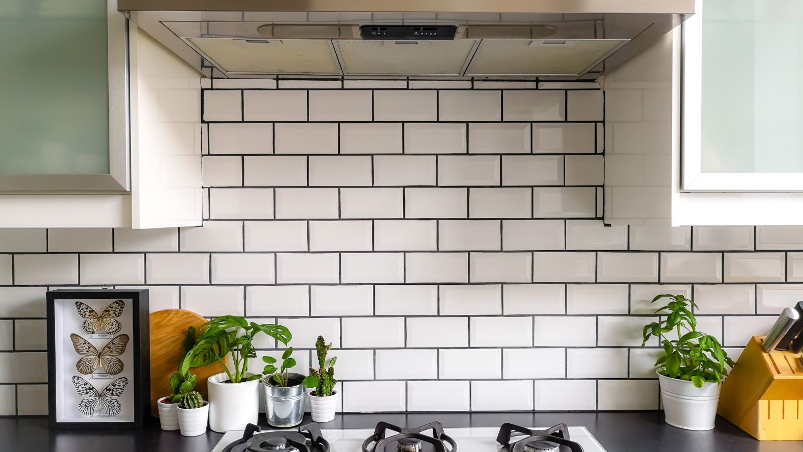 Backsplash With Black Grout 