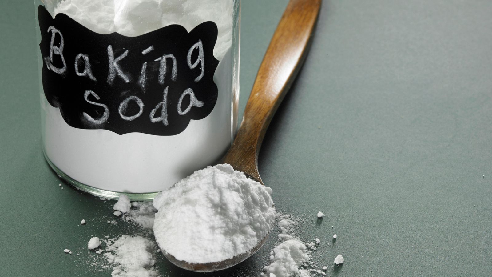 https://thethriftyapartment.com/wp-content/uploads/2023/08/baking-soda-on-spoon-and-in-jar.jpeg