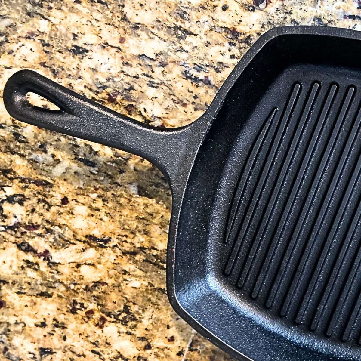clean cast iron pan