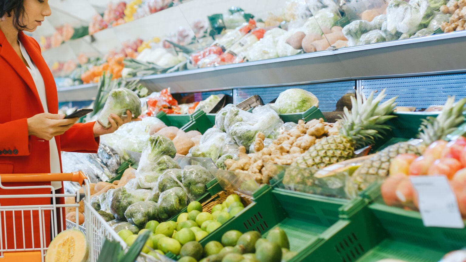 12 Best Places to Grocery Shop on a Budget