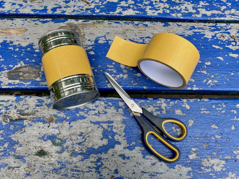 The tin can of canned food is covered with double-sided tape.