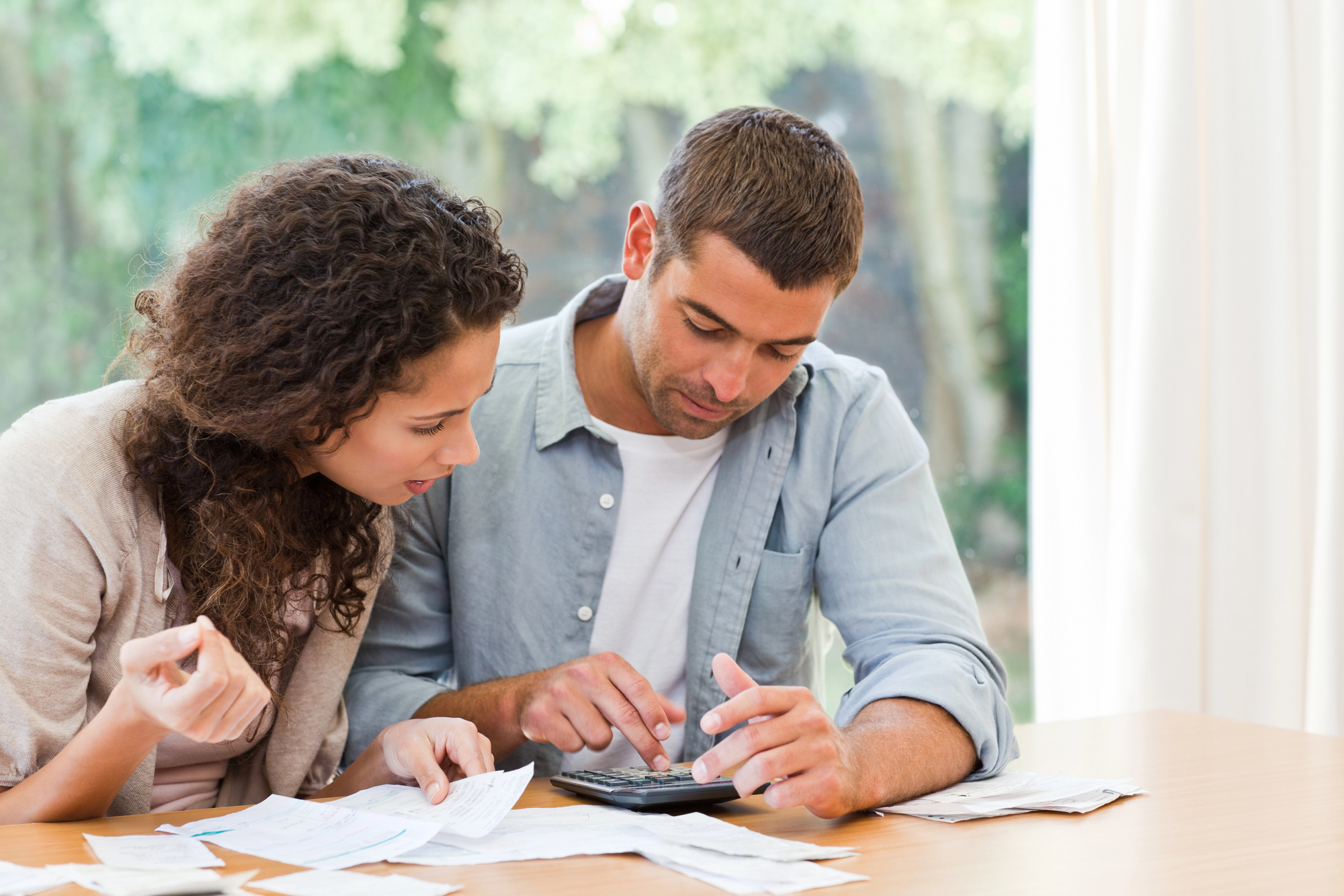 family counting money and doing budget