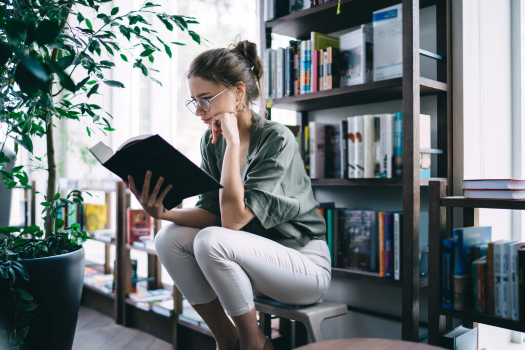 woman in library reading book