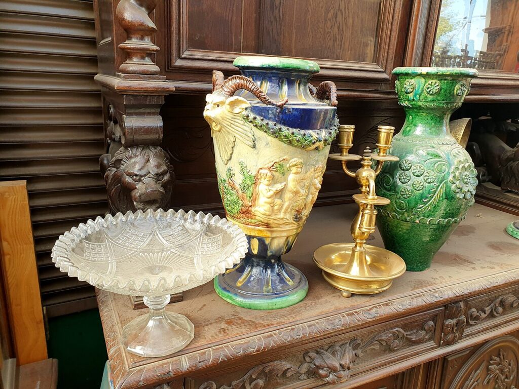 1280px 08.09.2024 Flea market Novopodrezkovo Antique Vases