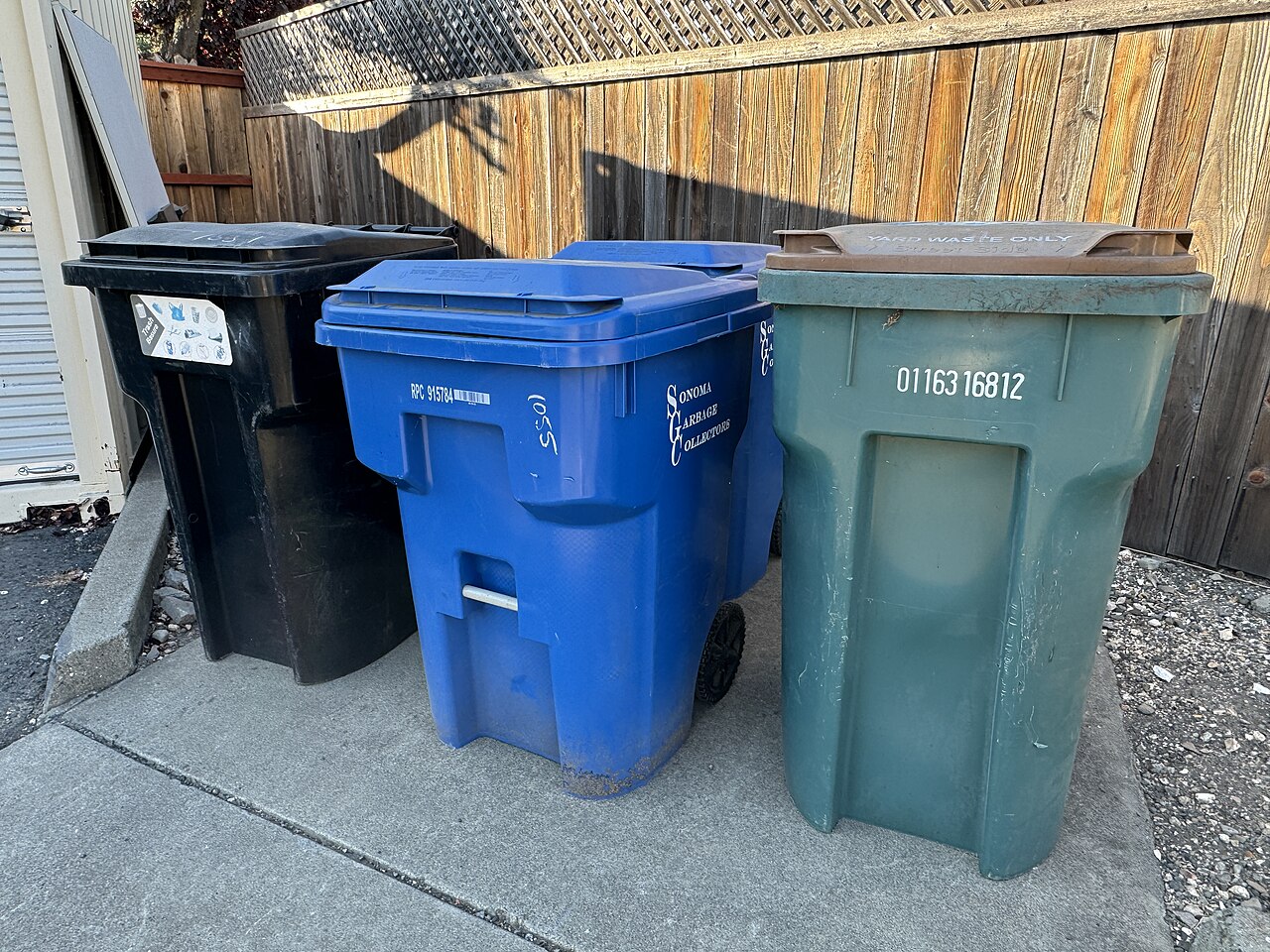 trash cans trash bins