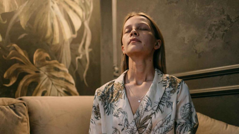 Don&rsquo;t Ever Do These Things When You&rsquo;re a Guest in Someone&rsquo;s Home