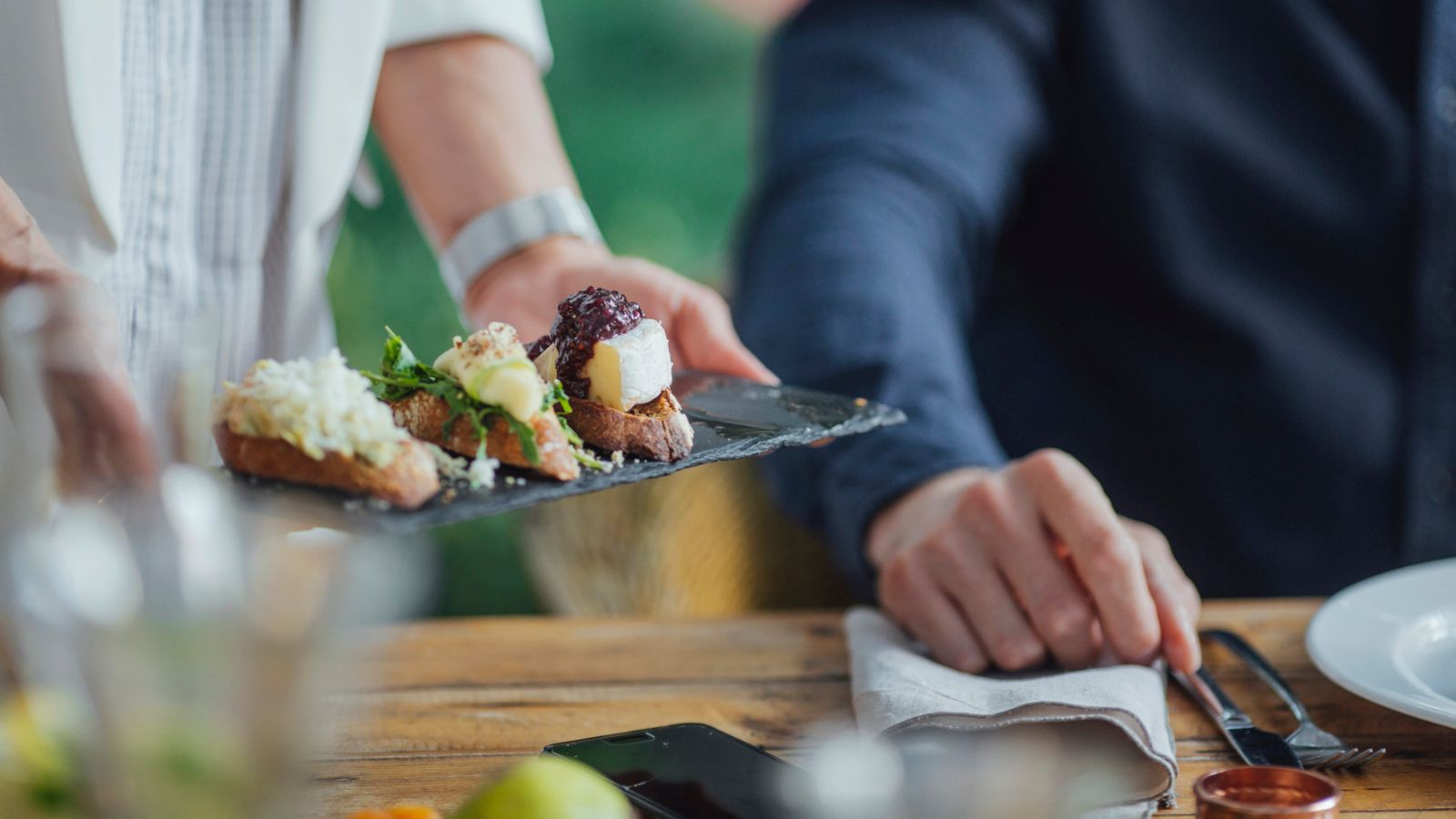 15 Customer Habits That Restaurant Staff Wish Customers Would Stop Doing