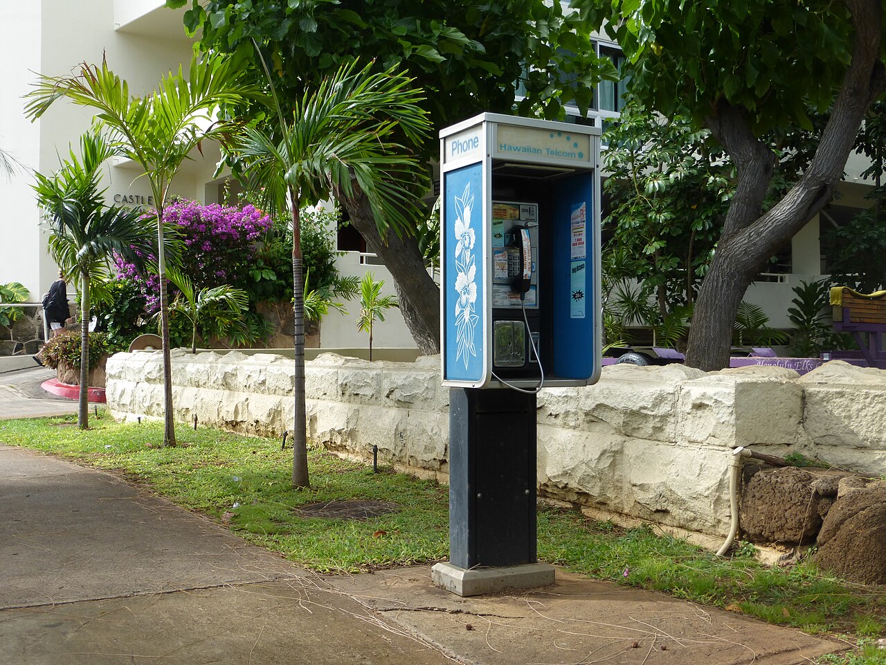 10 Things We Loved About Pay Phones That Would Seem Unbelievable Today
