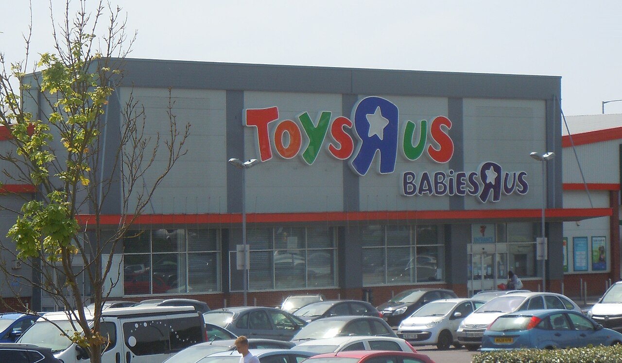 The Iconic Toy Stores That Used to Be in Every Mall (Kids Today Will Never Experience)