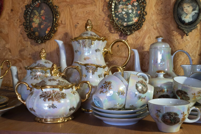 fine china Luxurious porcelain tea set with cup, teapot. Antique vintage set for sale at a flea market. Beautiful retro service — Photo