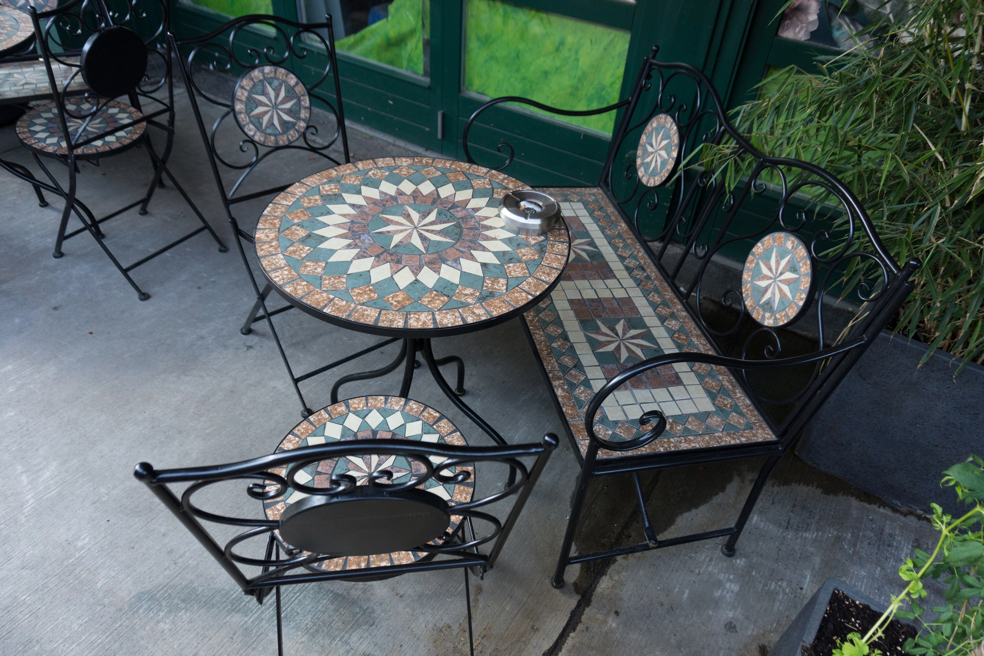 10 Outdoor D&eacute;cor Pieces to Buy at the Thrift Store Before Everyone Starts Decorating for Summer
