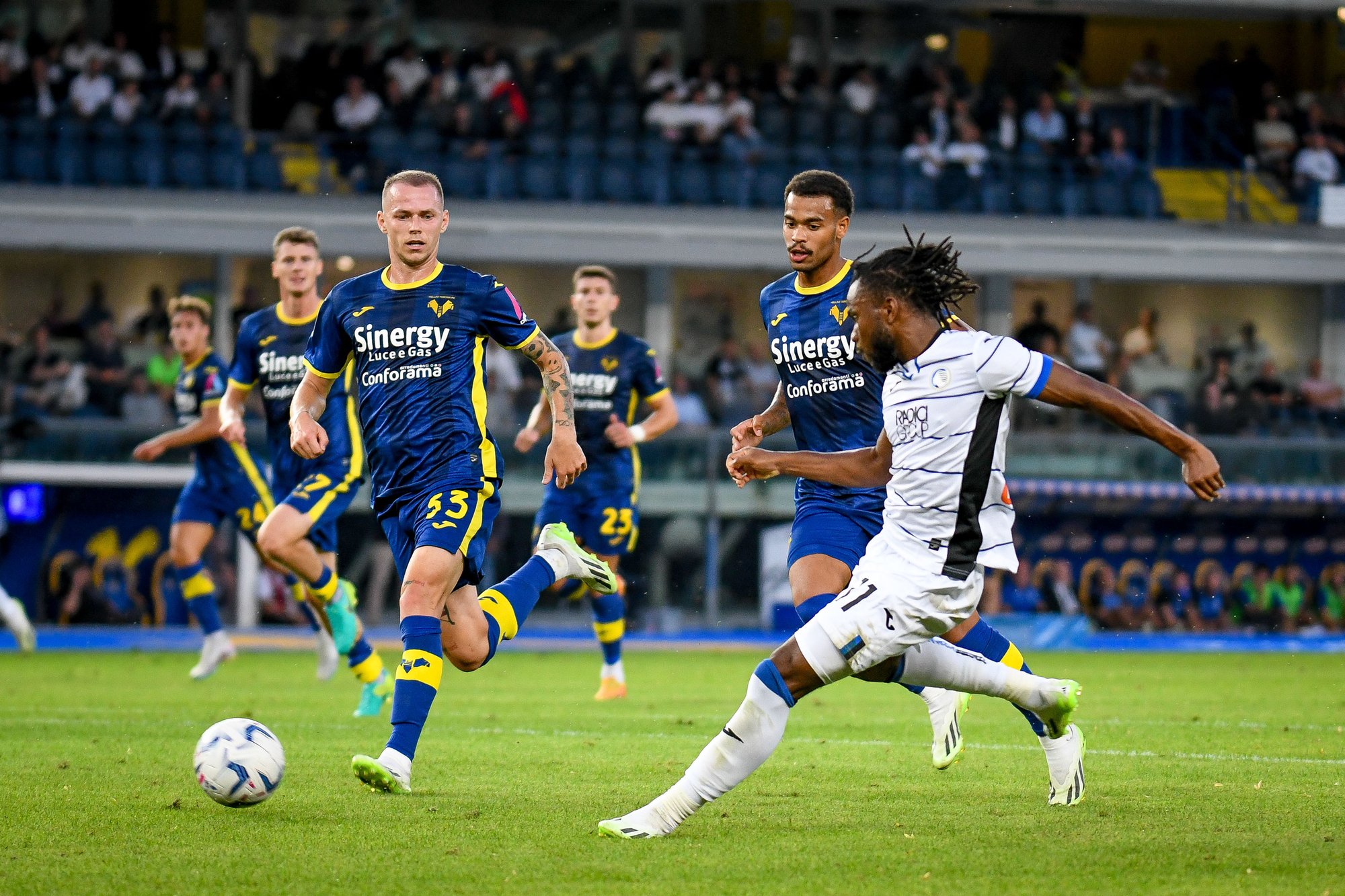 Atalanta's Ademola Lookman in action during Italian soccer Serie A match Hellas Verona FC vs Atalanta BC at the Marcantonio Bentegodi stadium in Verona, Italy, September 27, 2023 - Credit: Ettore Griffoni