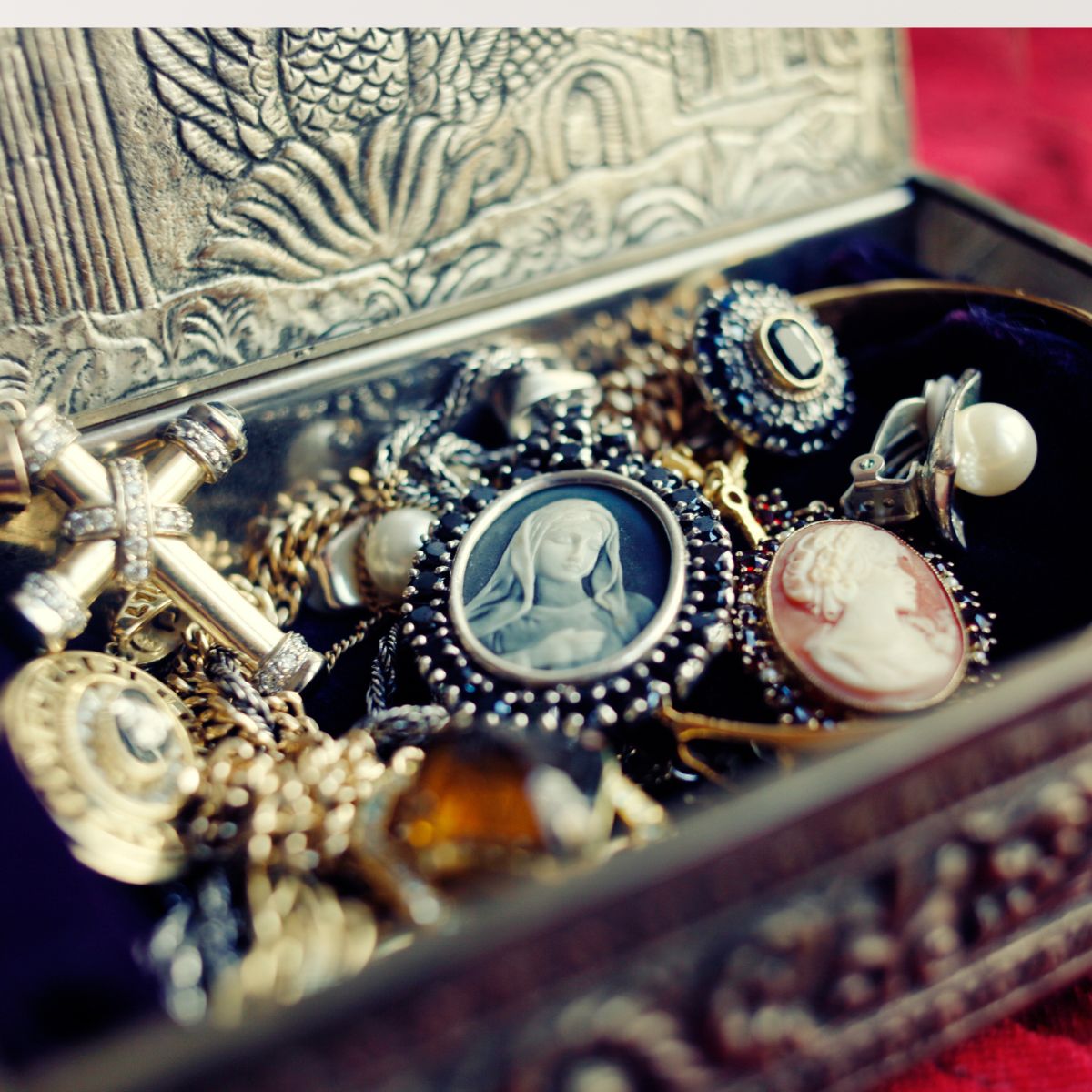 Before You Clean Out Grandma’s Jewelry Box, Know That Some Pieces Could Be Worth a Small Fortune