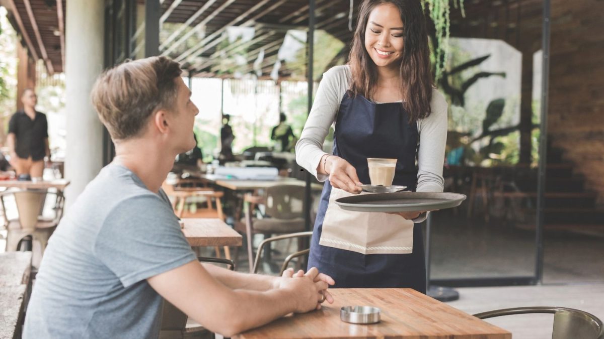 15 Things Diners Do That Servers Secretly Wish Would Stop