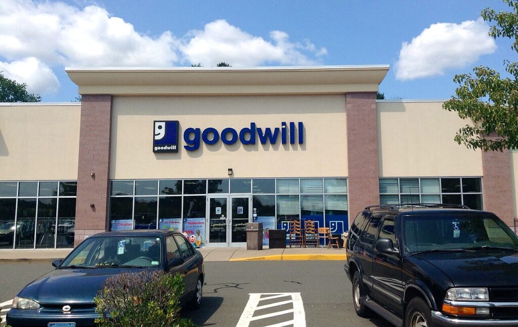 1280px Goodwill Store 14860304114