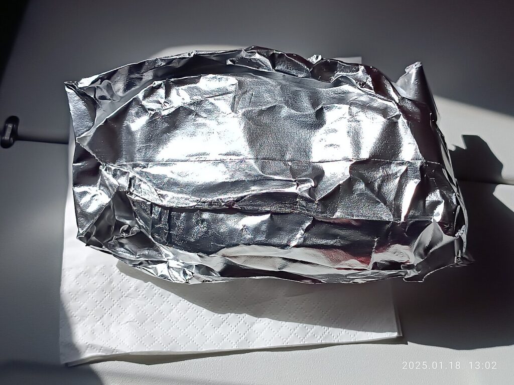 1280px HK 香港航空 HongKong Airlines 飛機餐 in flight meal food 蓮蓉包 Lotus seed bun with 鋁箔紙袋 disposable aluminium foil January 2025 R12S 02