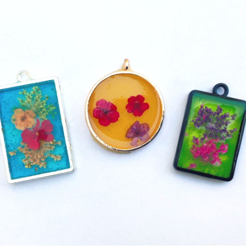 Colorful DIY Resin Pendants with Organic Flowers