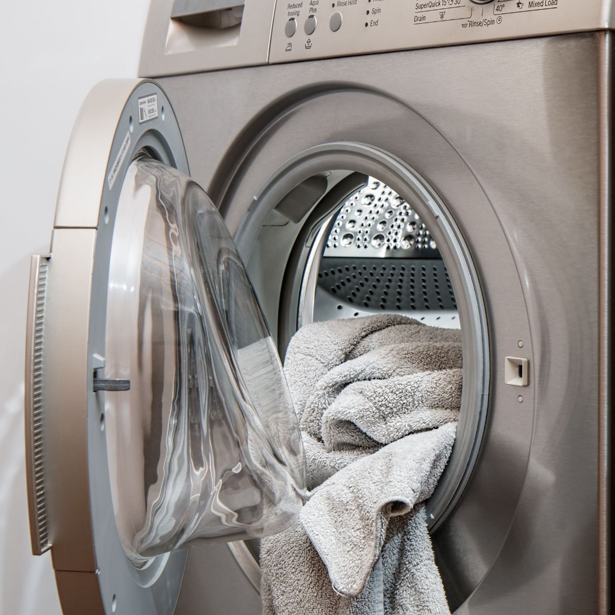 Should You Leave Your Washing Machine Door Open or Closed? (Most People Get It Wrong)