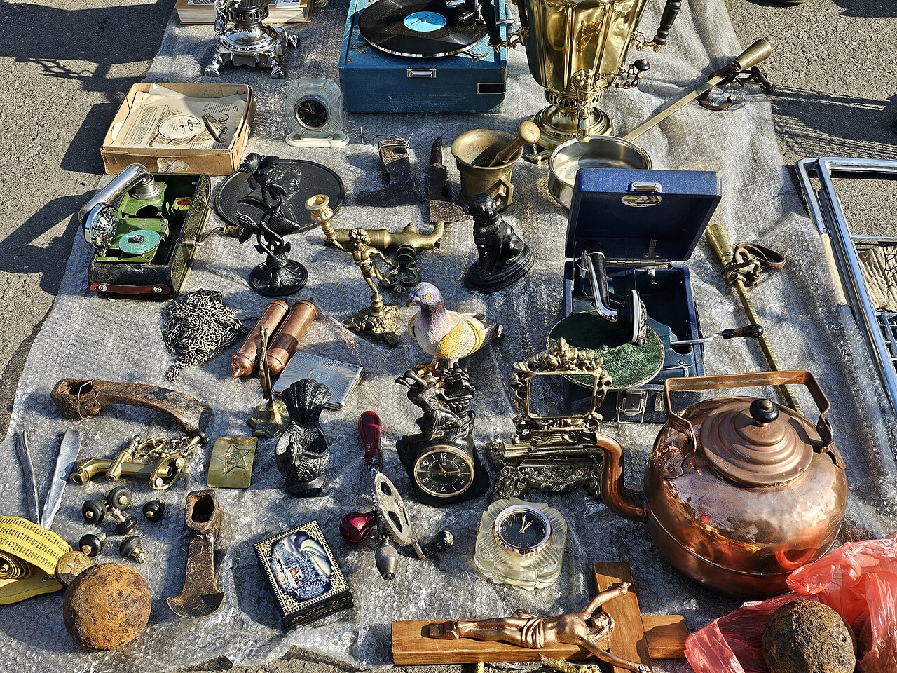 10 Things That Are Basically Guaranteed to Sell at a Garage Sale
