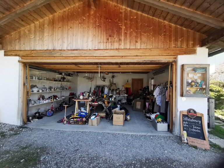9 Estate Sale Finds I’d Buy in a Heartbeat—and the Ones I’d Leave Behind