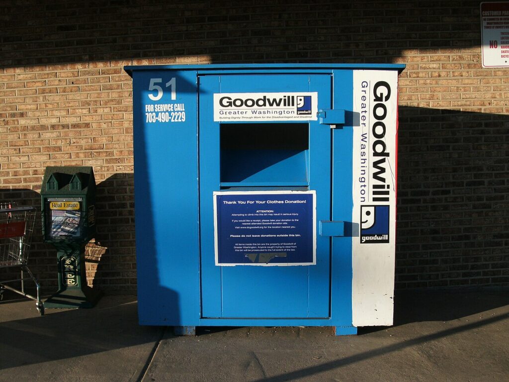 1280px Goodwill clothing drop off bin