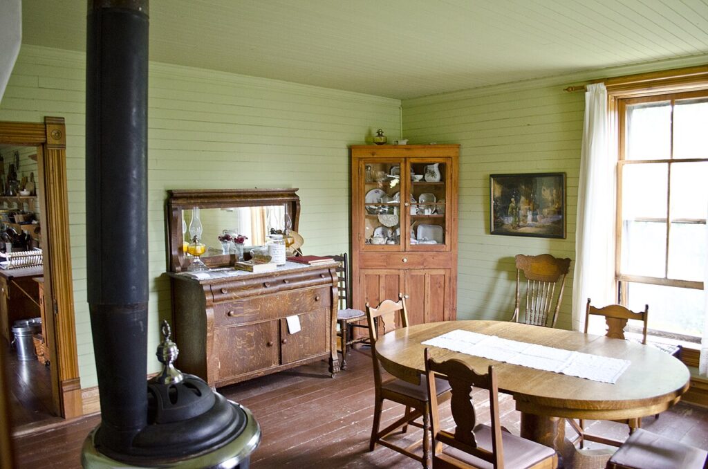 1280px Looking S from entry hall into dining room Tinsley Living Farm Museum of the Rockies 2013 07 08