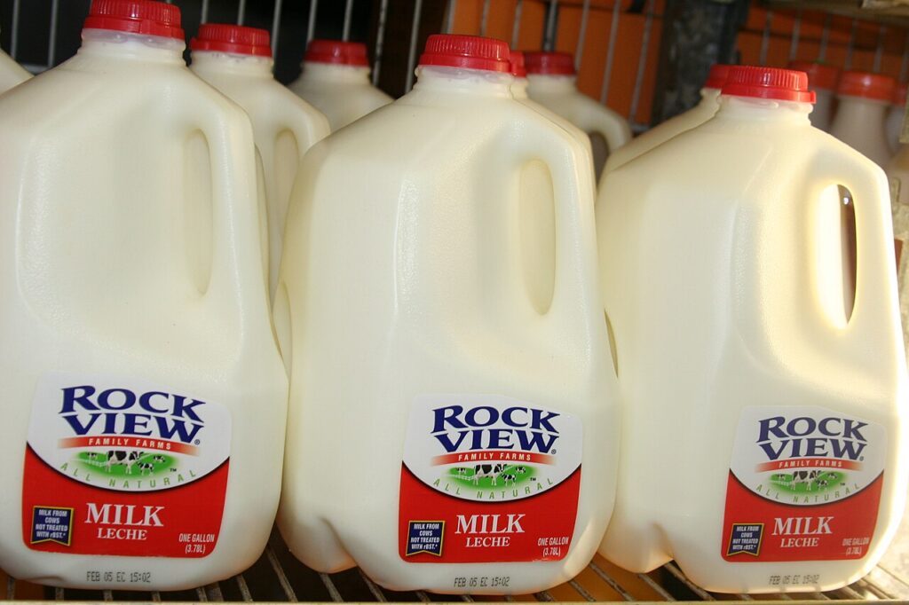 1280px Milk jugs in a row