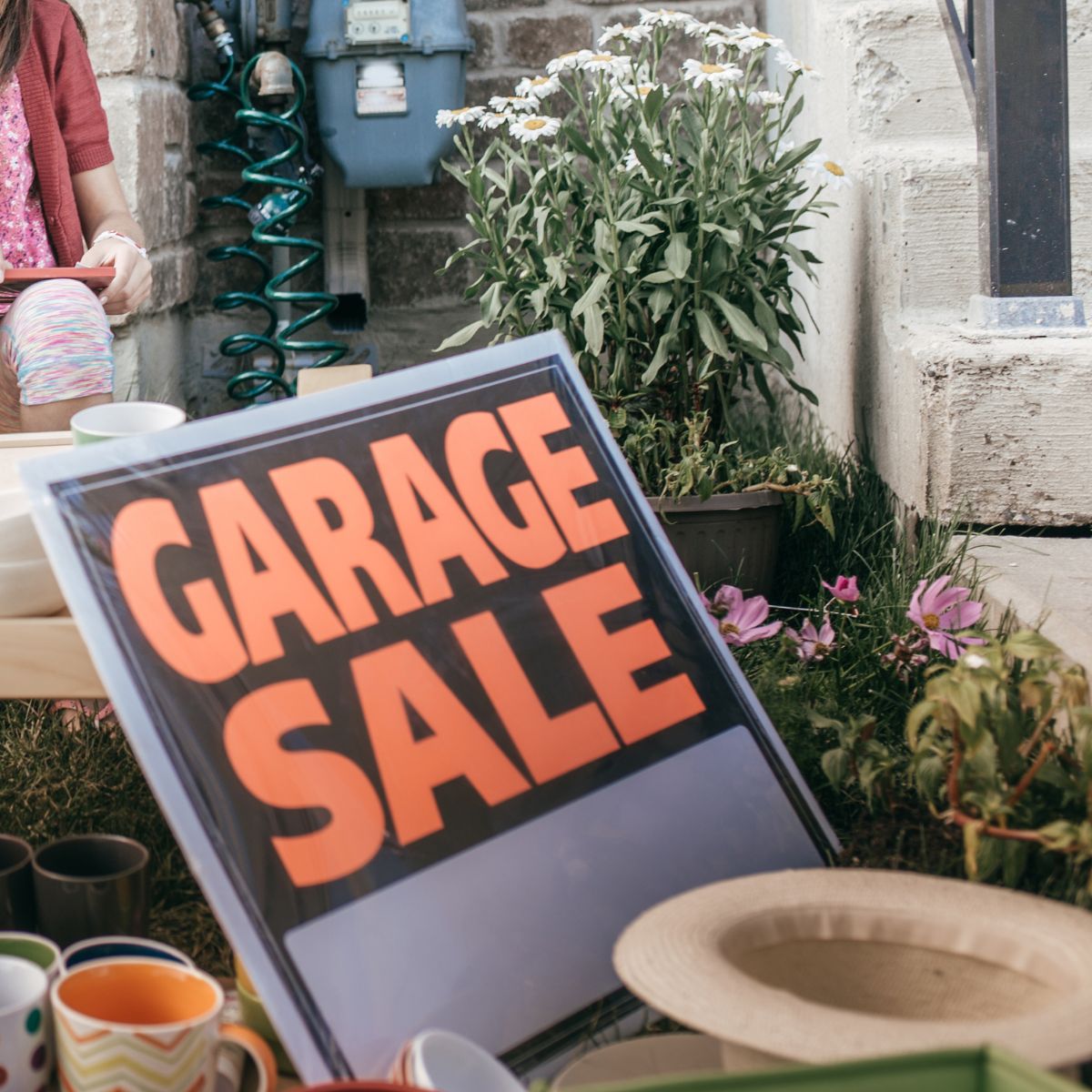 Where to Buy Garage Sale Signs That Bring More Cars to Your Driveway