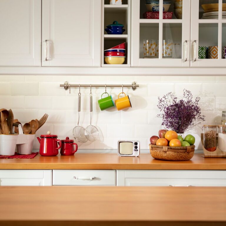 8 Kitchen “Icks” Guests Always Notice the Moment They Walk In