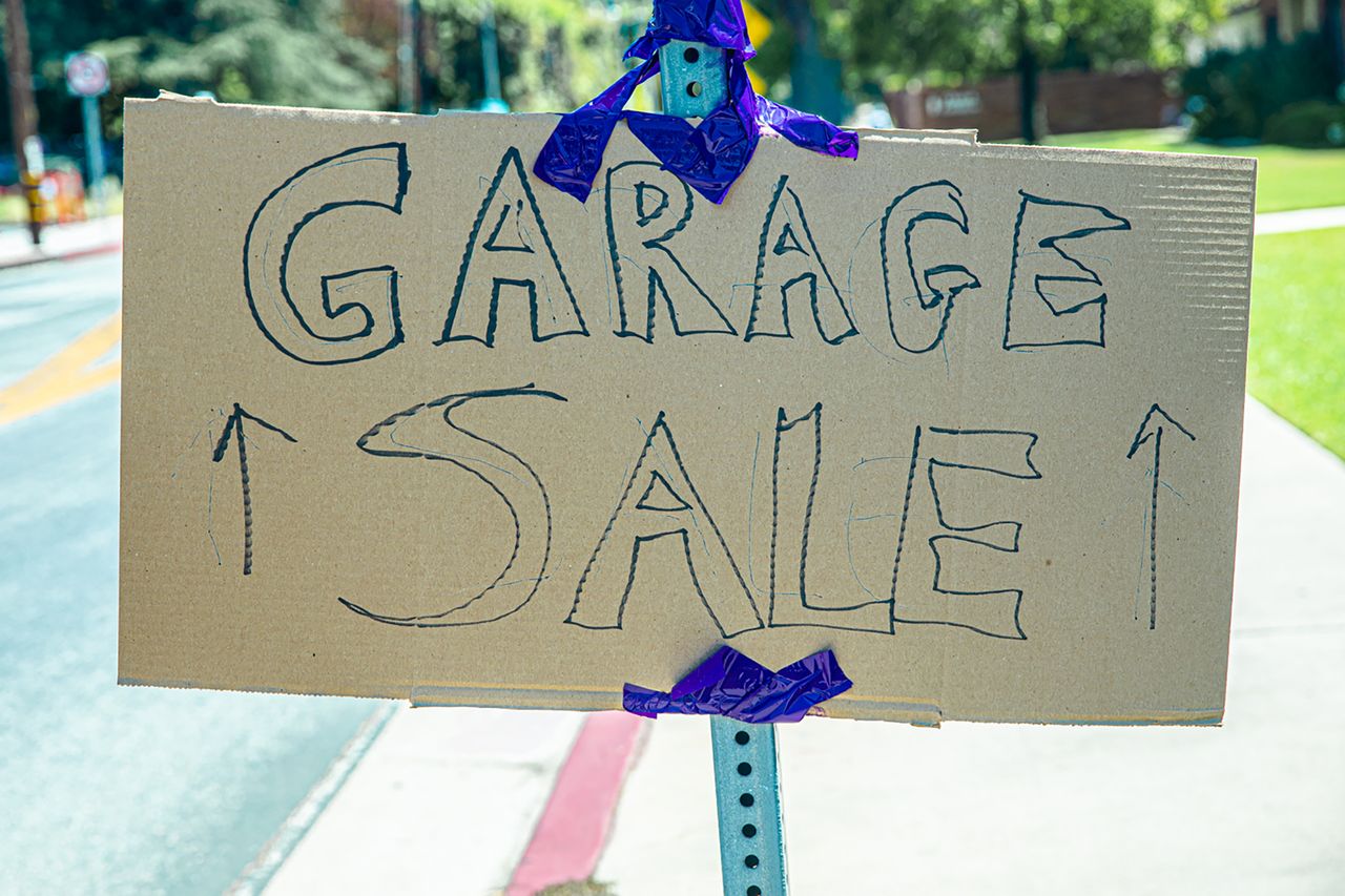 8 Things That Make People Walk Away From a Garage Sale Without Buying