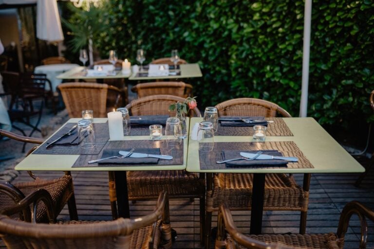 12 Signs You May Want to Leave a Restaurant Before the Food Even Arrives