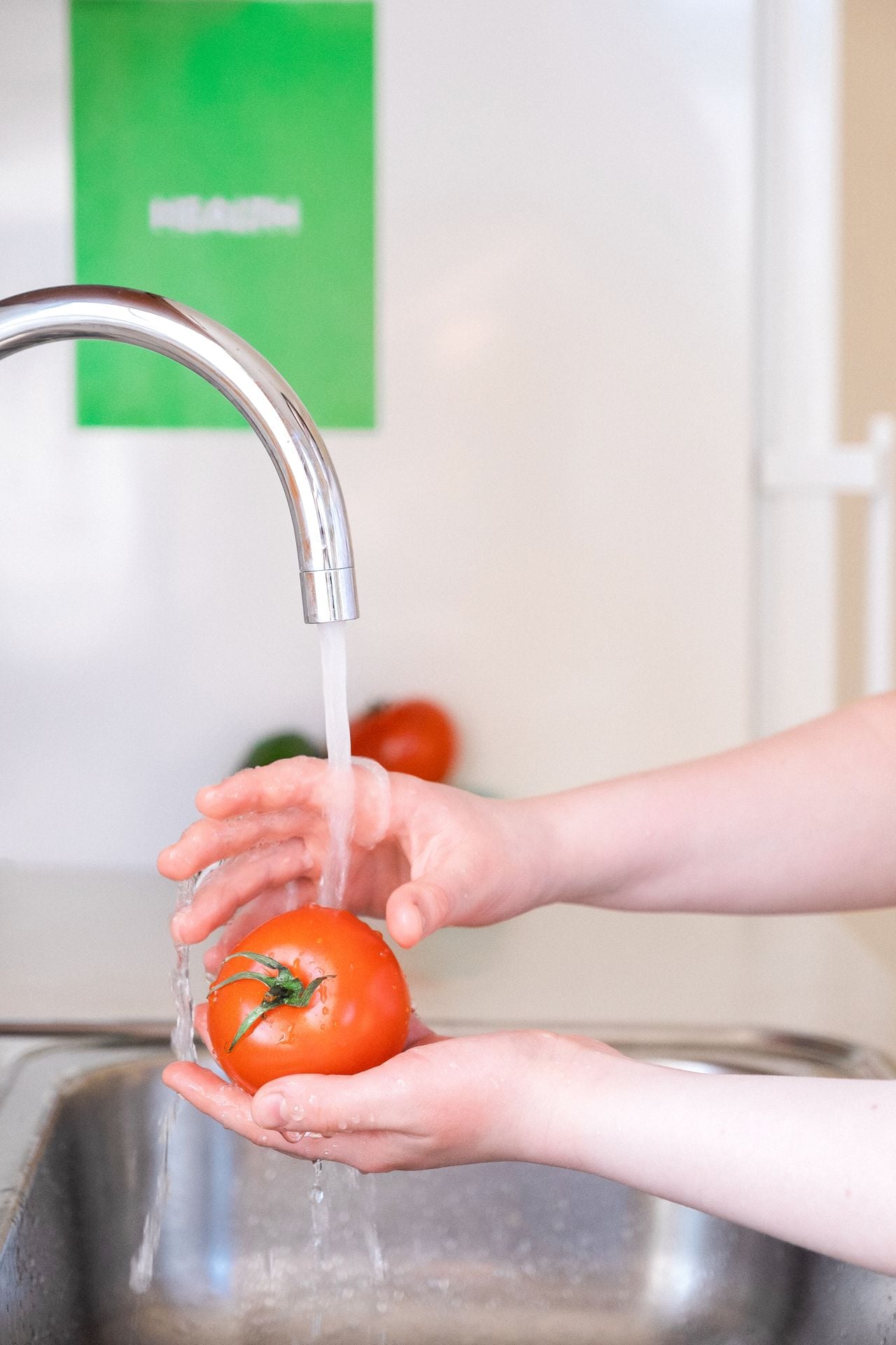 washing tomato