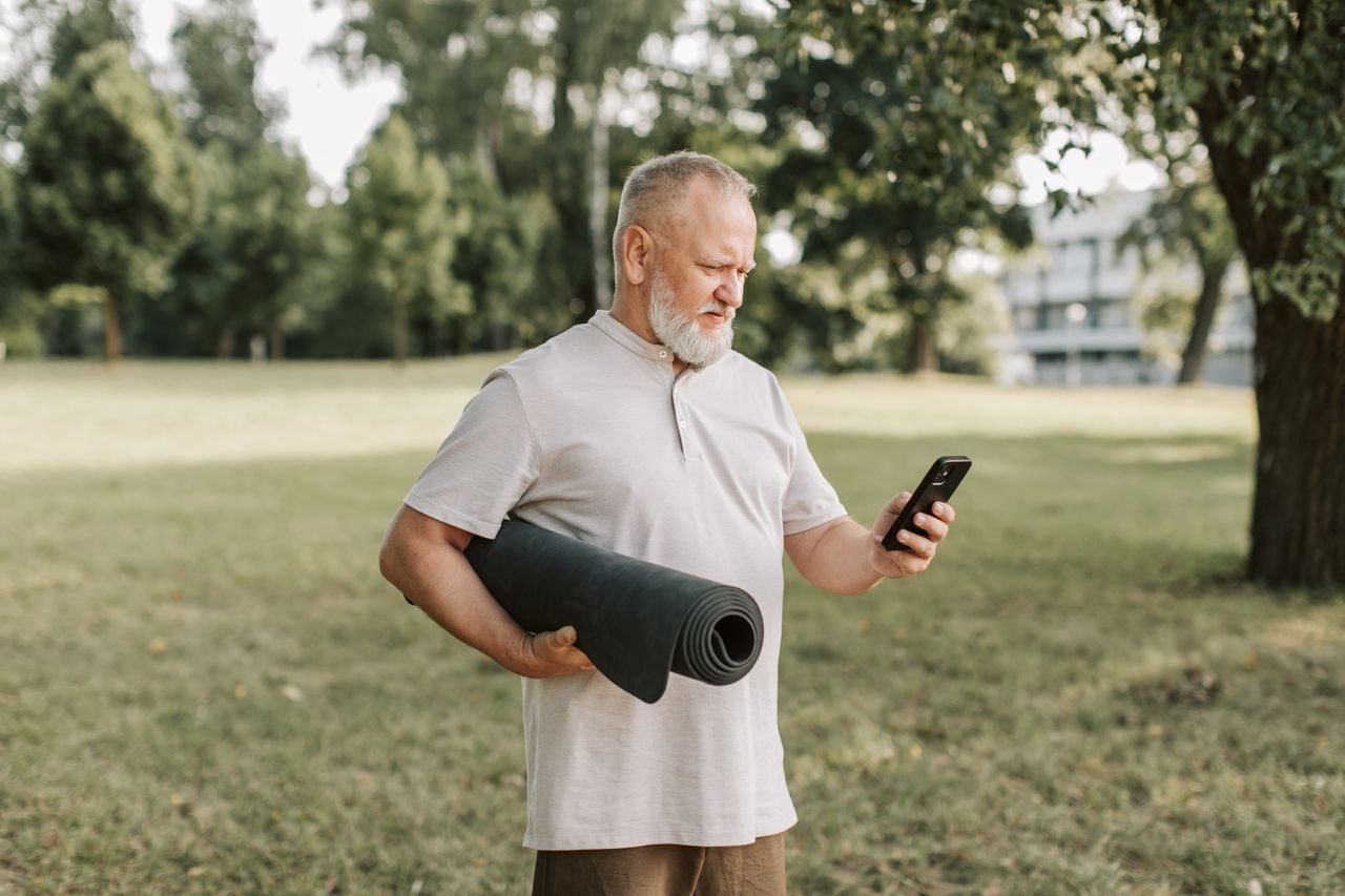 12 Scams That Prey on Older Adults &mdash; and the Little Clues That Give Them Away