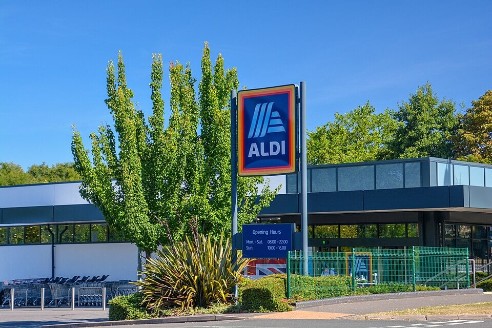 Aldi shopper refuses to give up their cart without a quarter, sparking a debate over store etiquette