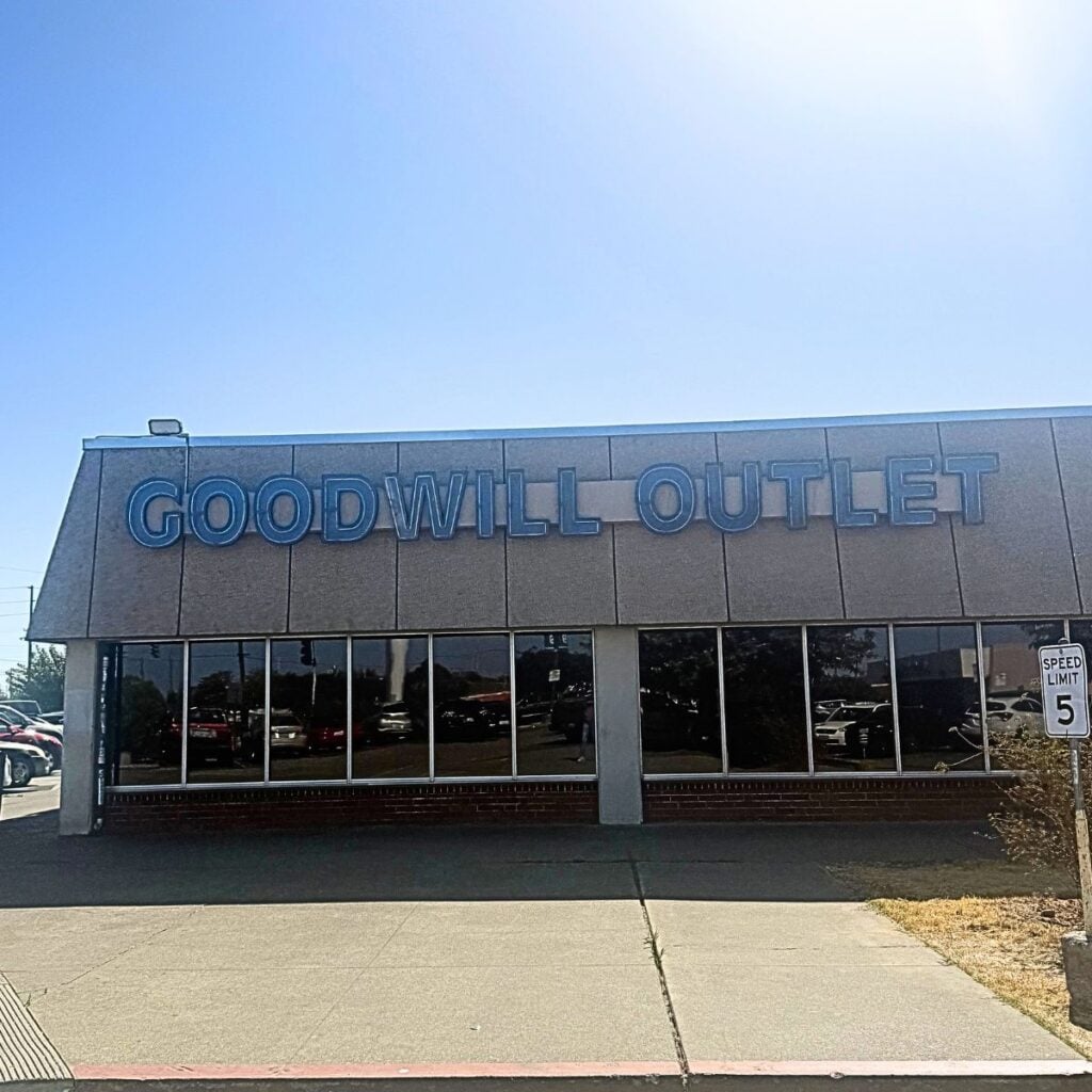 goodwill outlet sign